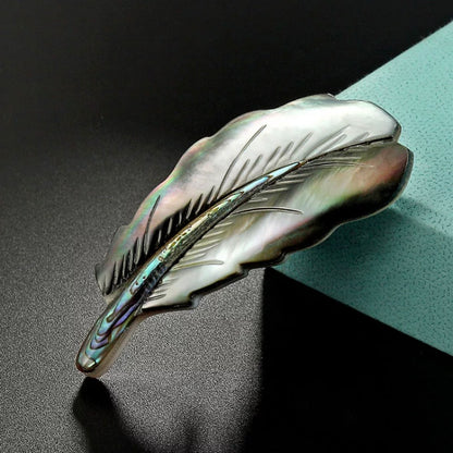 Broșă cu pană de pasăre și sidef