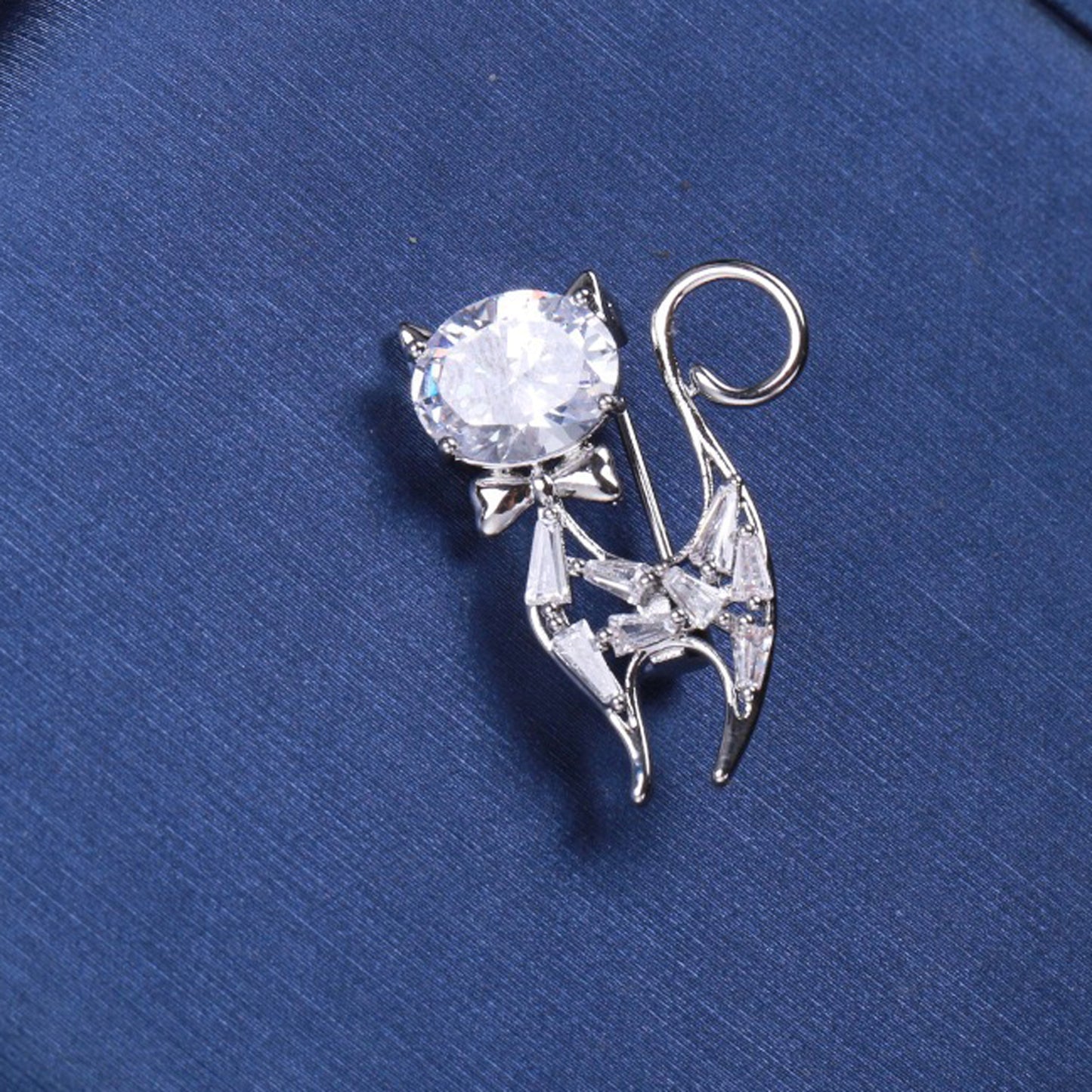 Pisicuță argintie cu fundă - broșă cu zirconiu cubic