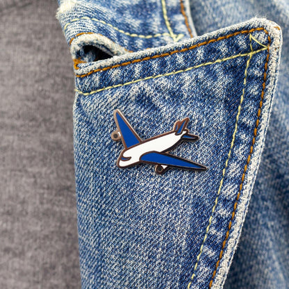 Avion alb și albastru - insignă pentru călător