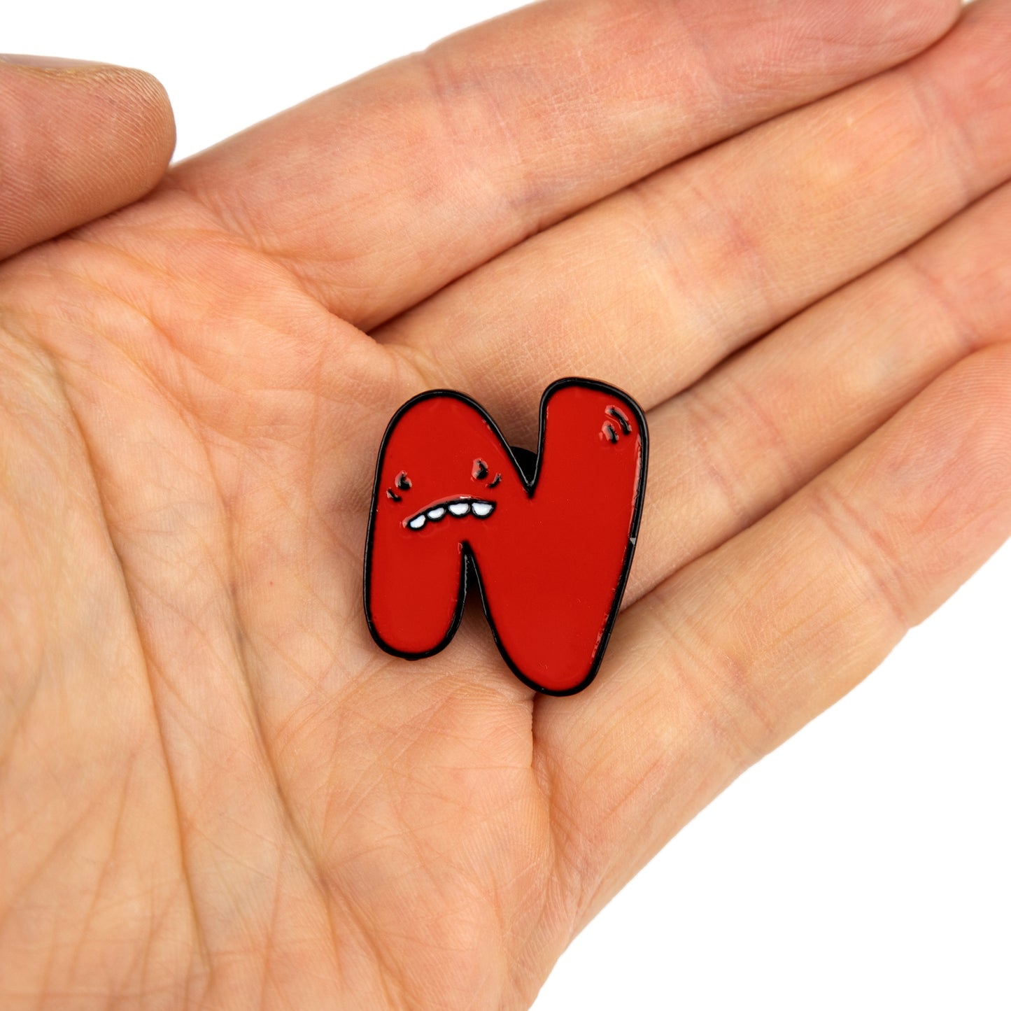 Litera N cu o expresie îngrijorată - ac roșu