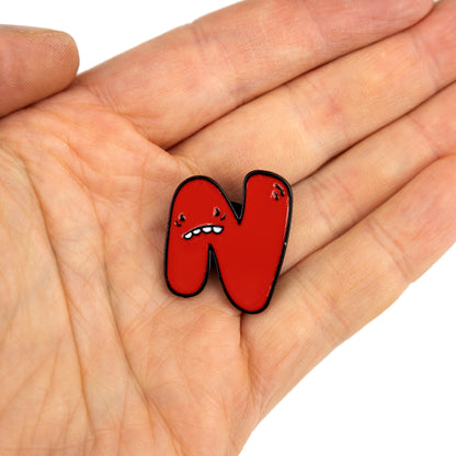 Litera N cu o expresie îngrijorată - ac roșu