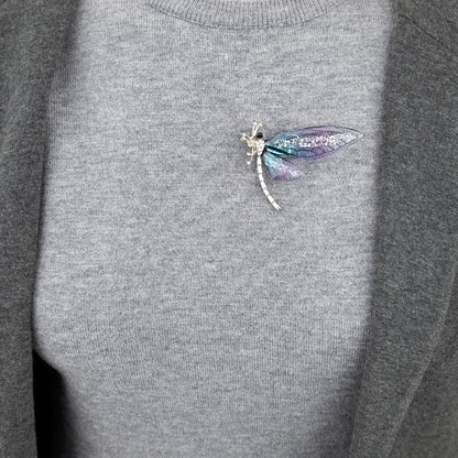 Libelulă cu aripi colorate din rășină - broșă