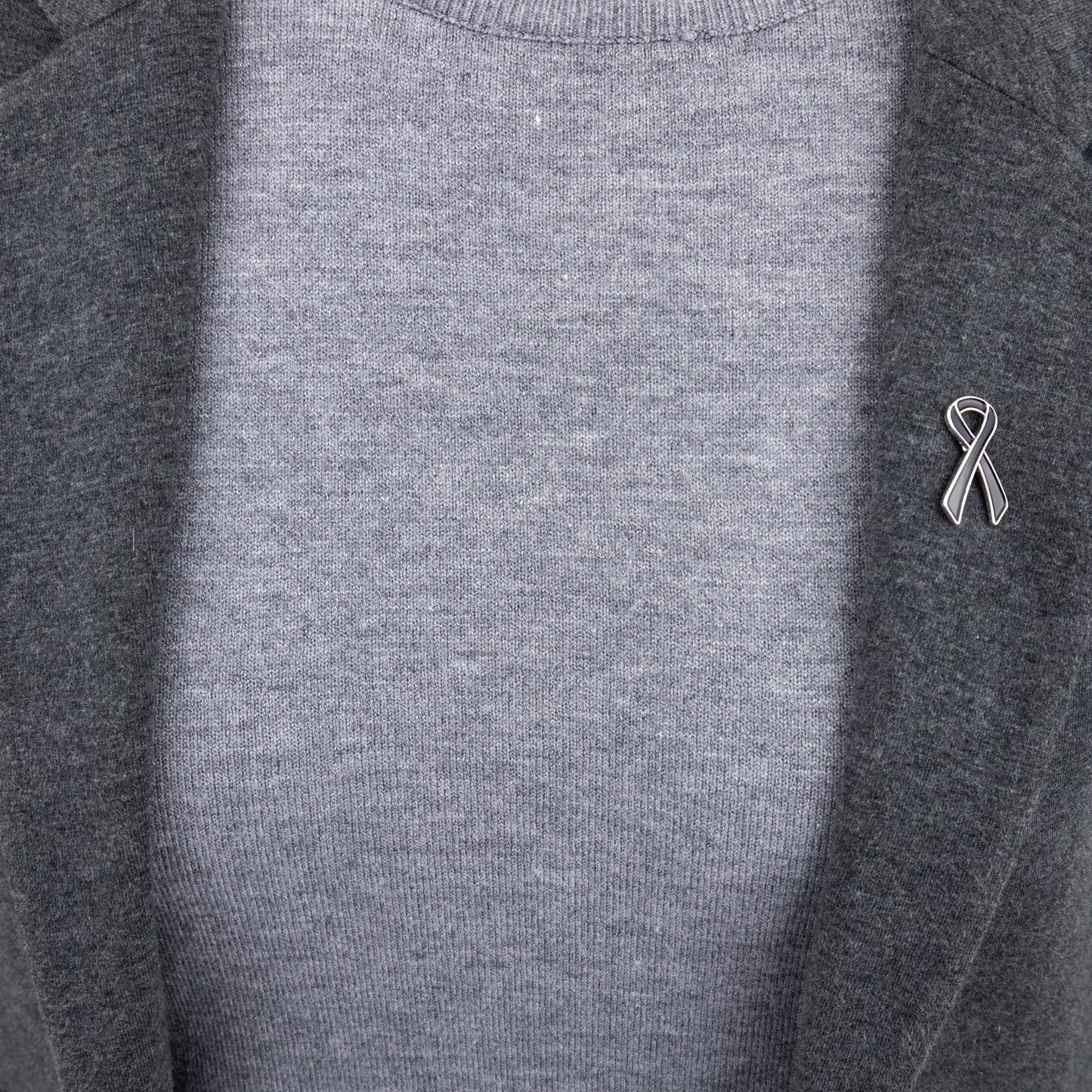 Panglică de doliu neagră și argintie - o insignă pentru o înmormântare sau doliu