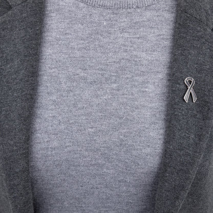 Panglică de doliu neagră și argintie - o insignă pentru o înmormântare sau doliu