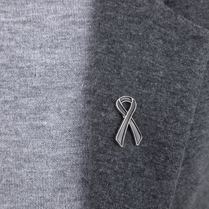 Panglică de doliu neagră și argintie - o insignă pentru o înmormântare sau doliu