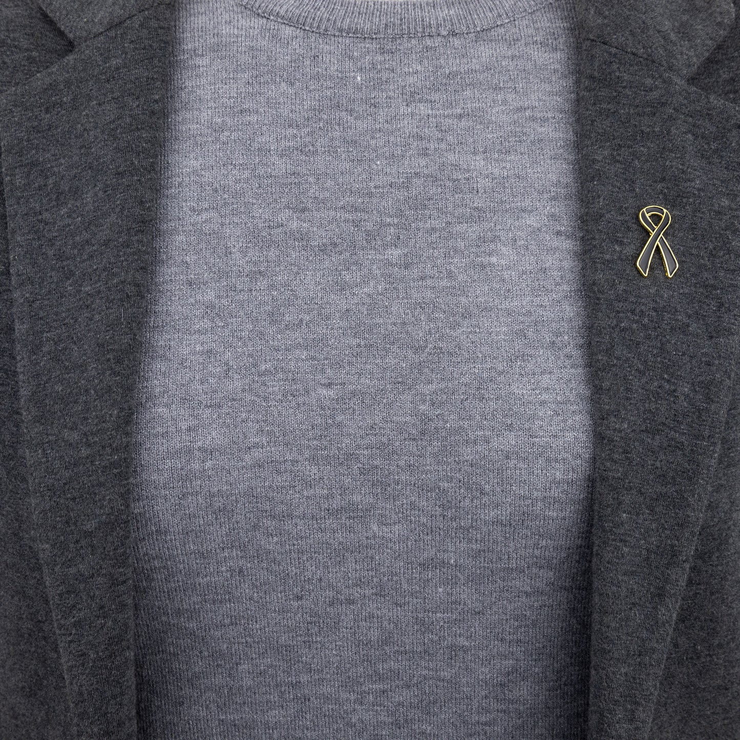 Panglică funerară neagră și aurie - insignă emailată pentru înmormântări sau doliu