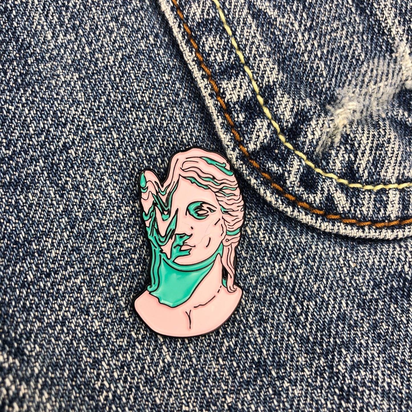 Broșă sculptură bust modernă