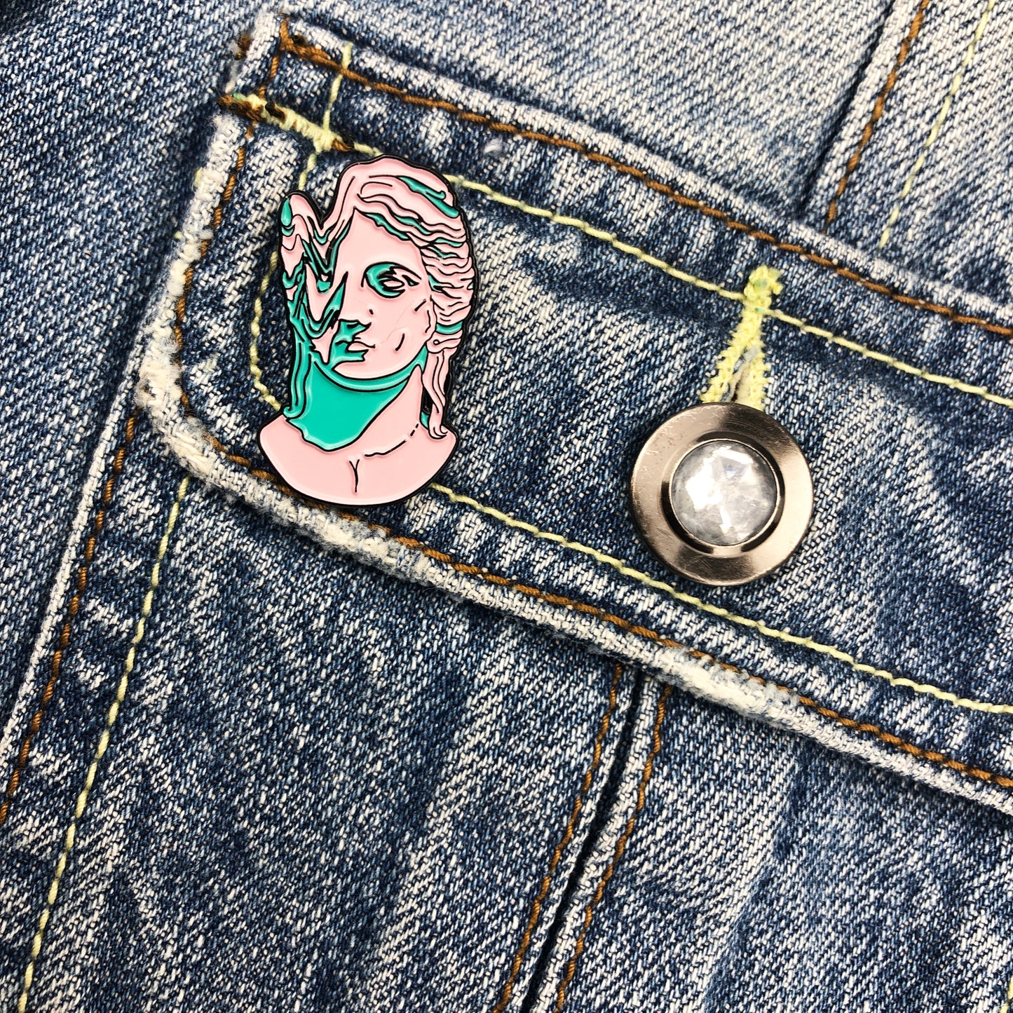 Broșă sculptură bust modernă