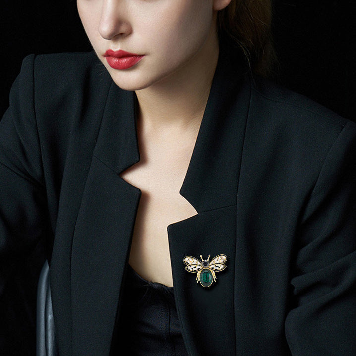 Muscă aurie cu abdomen verde - broșă placată cu aur de 14K
