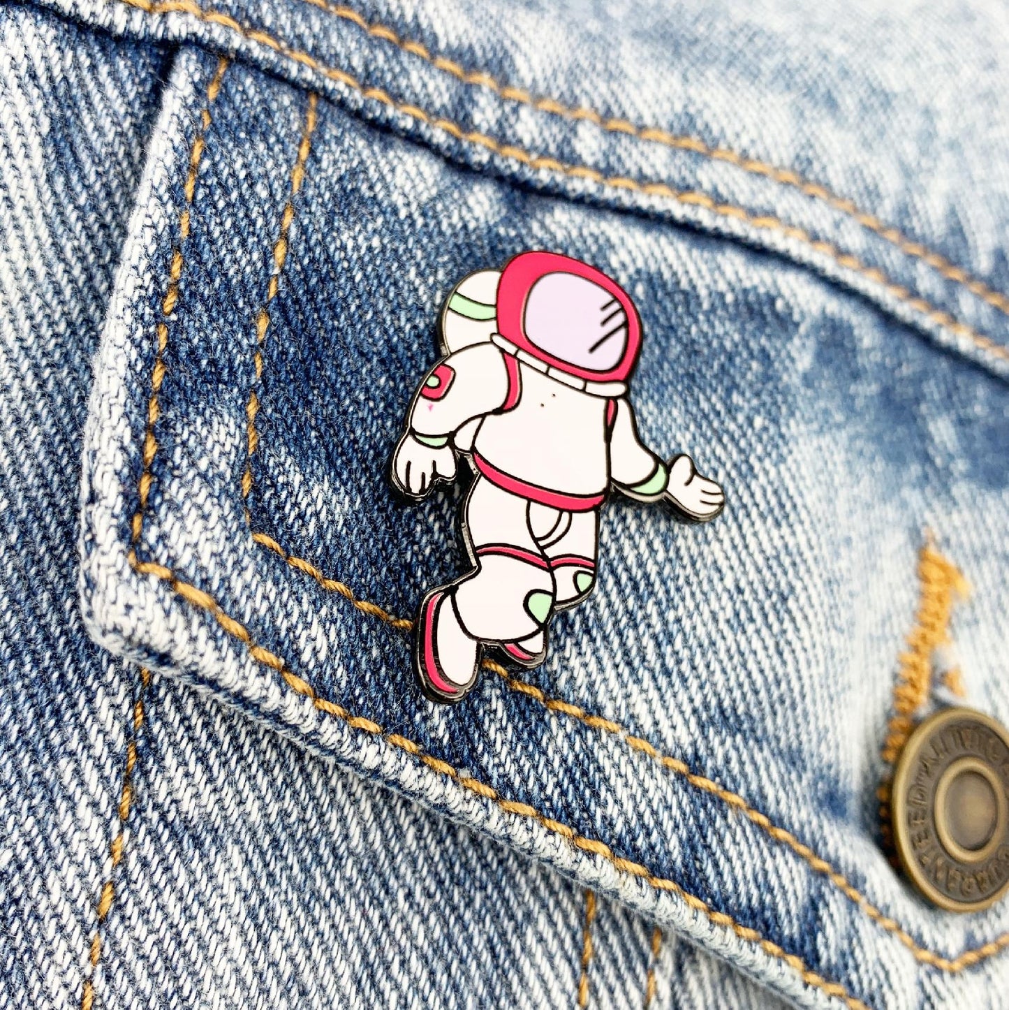 Cosmonaut - o insignă de colecție cu tematică spațială