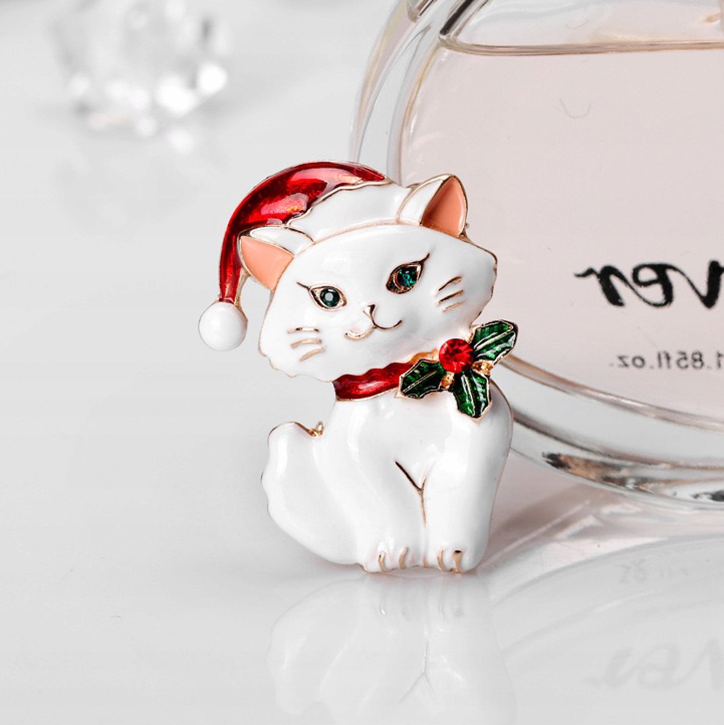 Pisicuță albă de Crăciun cu pălărie de Moș Crăciun - broșă decorativă pentru sărbători