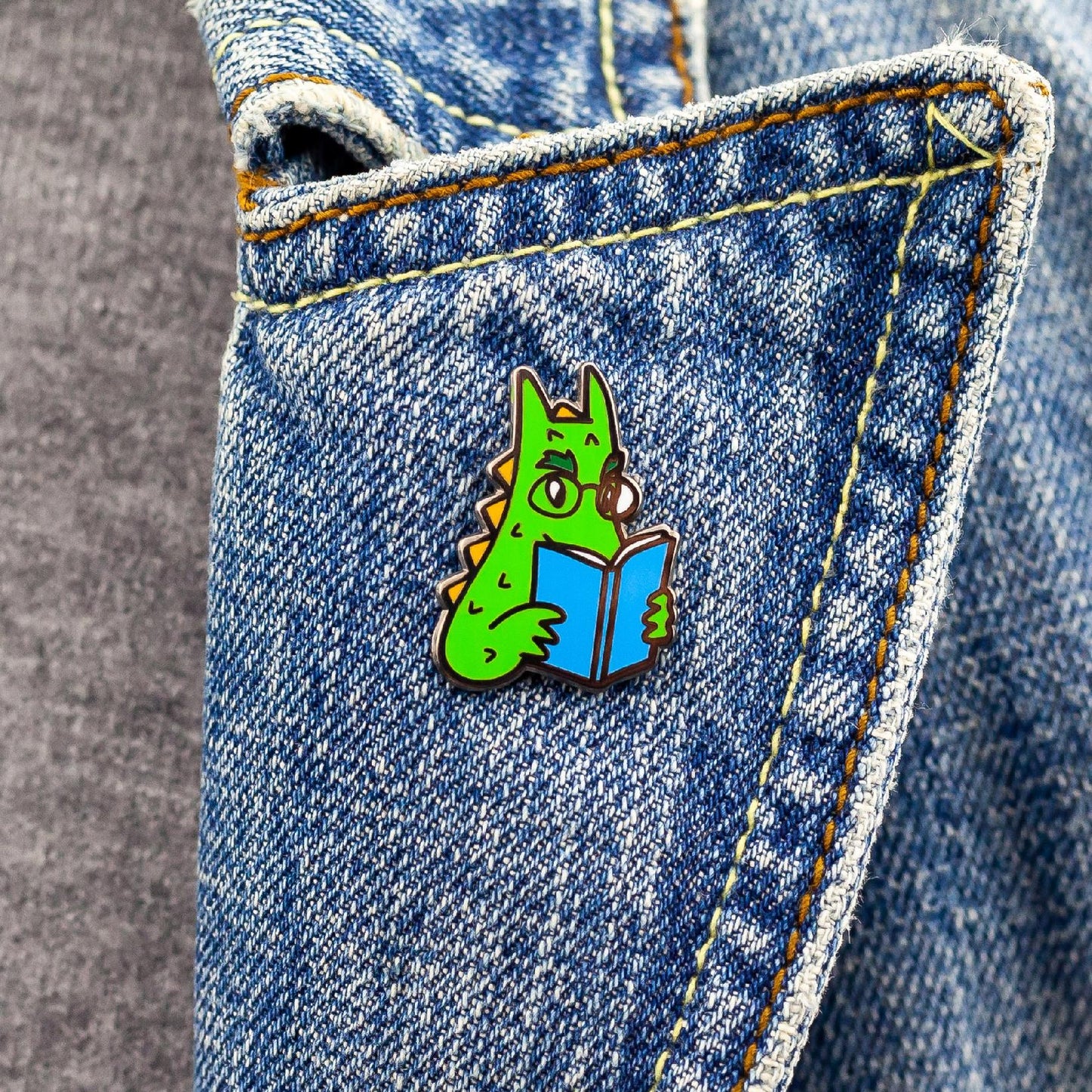 Dragonul Wawel citind o carte - o insignă pentru un iubitor de cărți