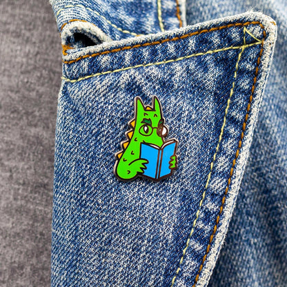 Dragonul Wawel citind o carte - o insignă pentru un iubitor de cărți