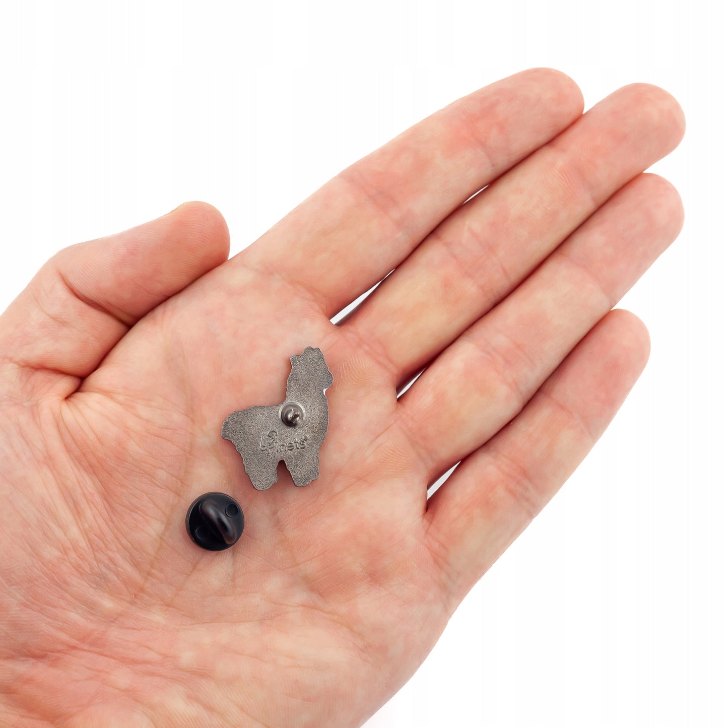 Alpaca albă cu fundă roz - o broșă frumoasă