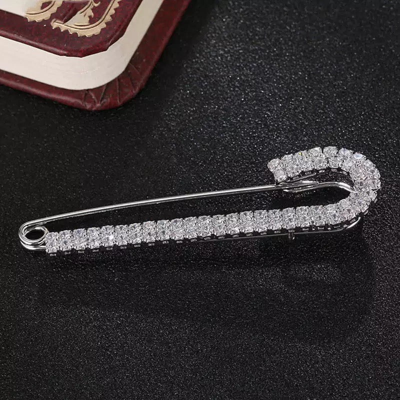 Broșă din argint cu zirconiu cubic - ac de siguranță decorat cu zirconiu cubic