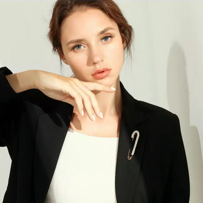 Broșă din argint cu zirconiu cubic - ac de siguranță decorat cu zirconiu cubic