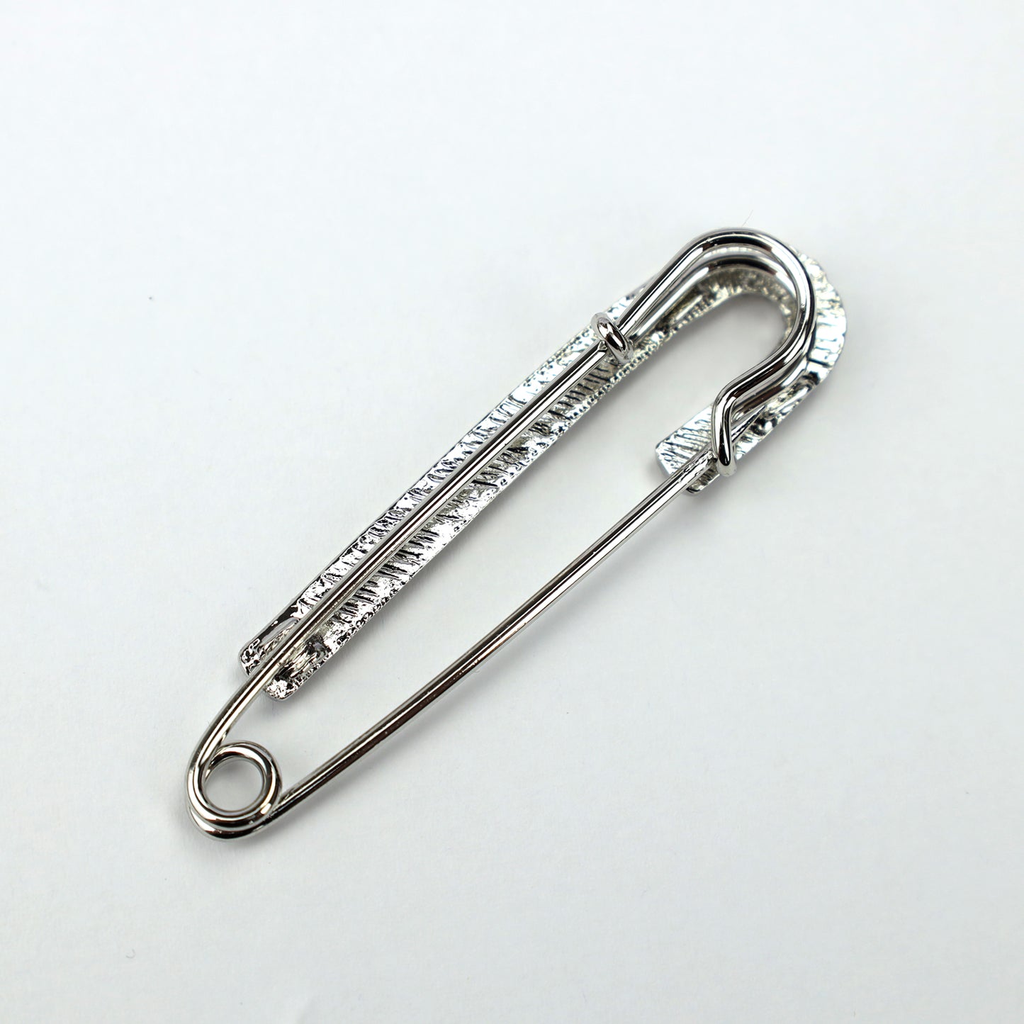 Broșă din argint cu zirconiu cubic - ac de siguranță decorat cu zirconiu cubic