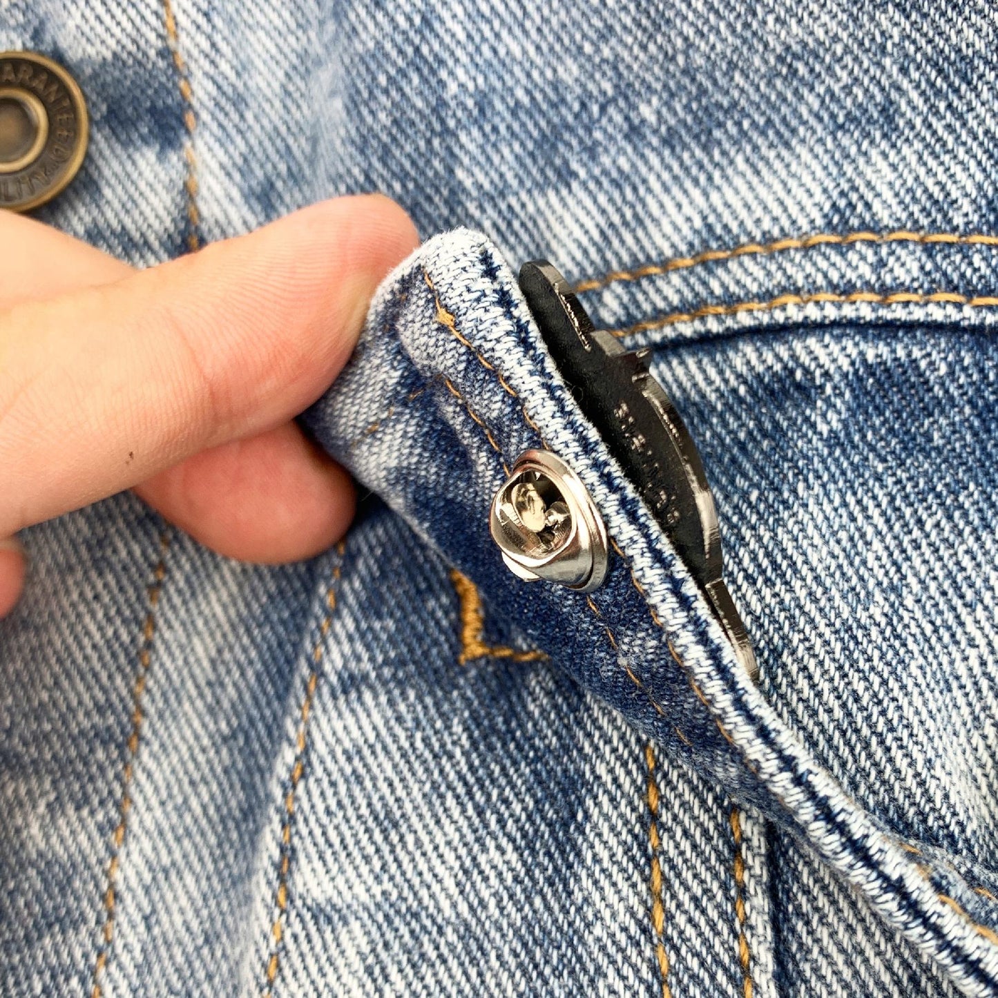 Meteorit „Pierdut în spațiu” - Insignă de colecționar