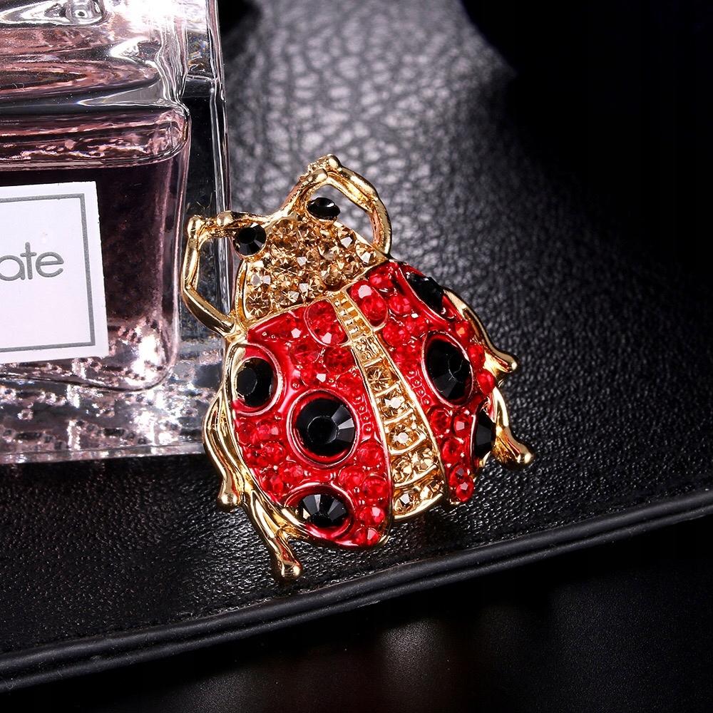 Broșă insectă buburuză