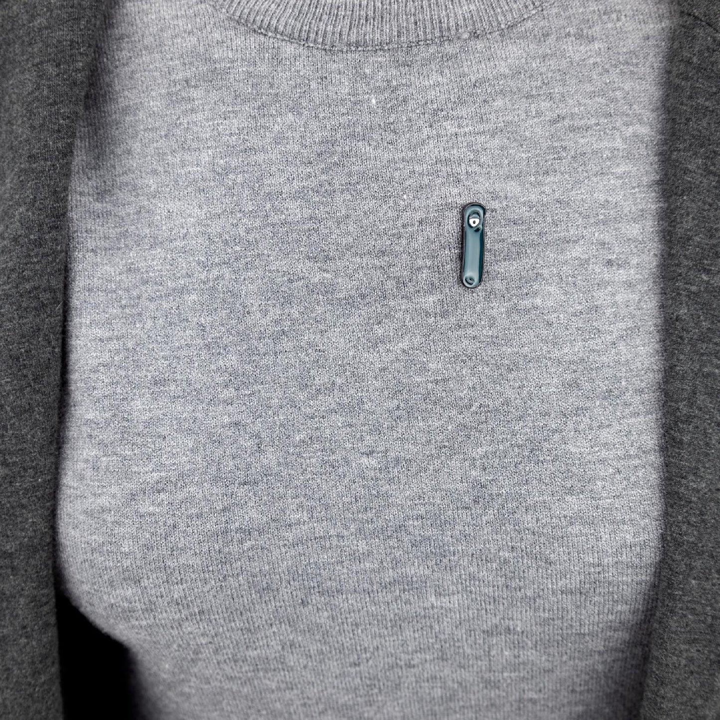 Litera I cu un ochi - ac verde închis