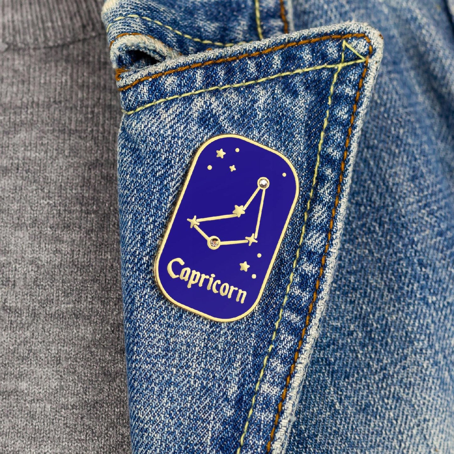 Semn zodiacal Capricorn - broșă cu zirconiu finisată cu aur de 14K