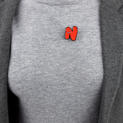 Litera N cu o expresie îngrijorată - ac roșu