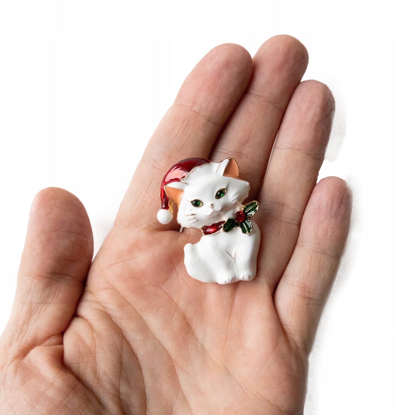 Pisicuță albă de Crăciun cu pălărie de Moș Crăciun - broșă decorativă pentru sărbători