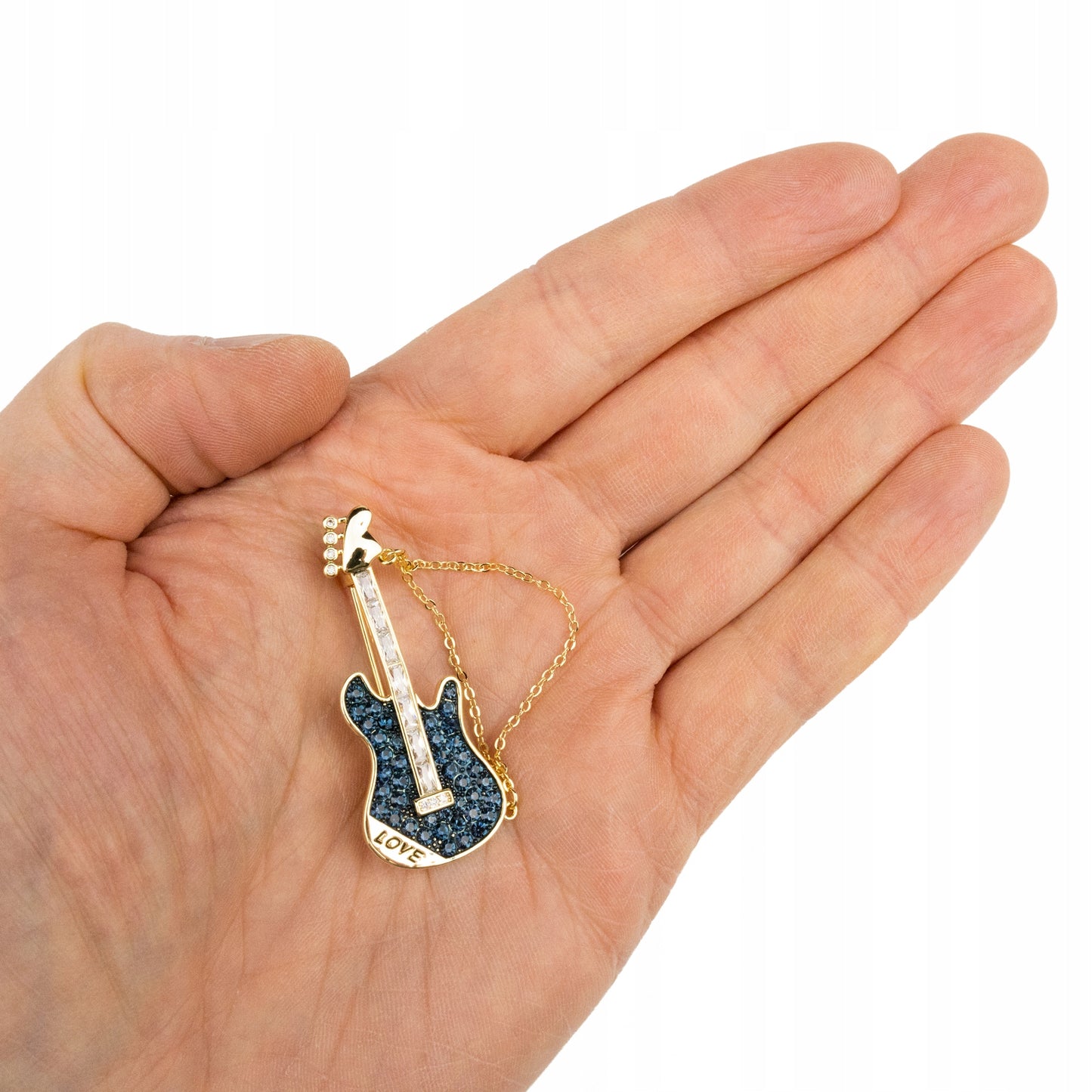 Chitară cu lanț și inscripția LOVE - broșă placată cu aur de 14K