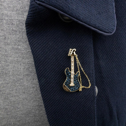 Chitară cu lanț și inscripția LOVE - broșă placată cu aur de 14K