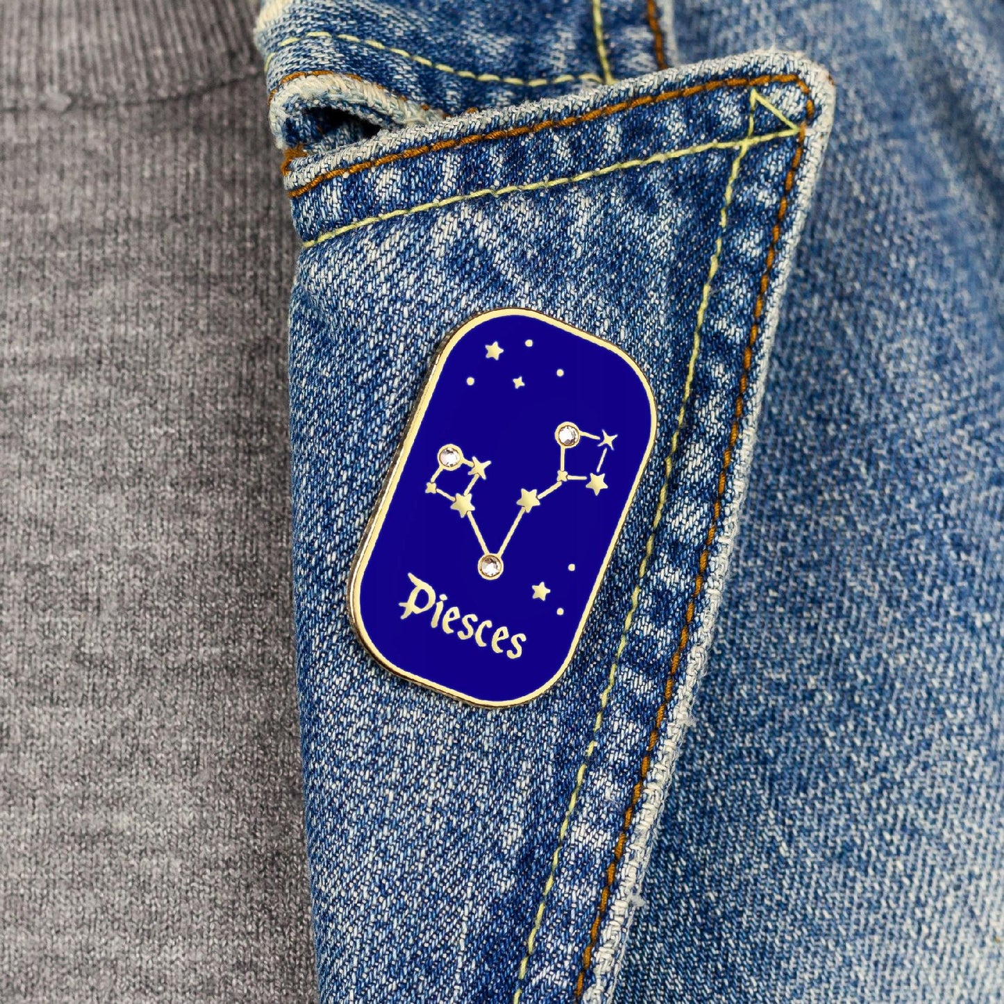 Semn zodiacal Pești - broșă cu zirconiu finisată cu aur de 14K