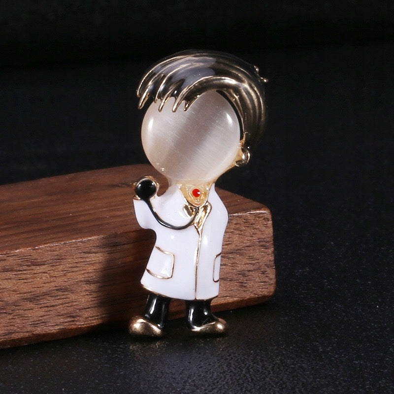 Doctor cu broșă stetoscop