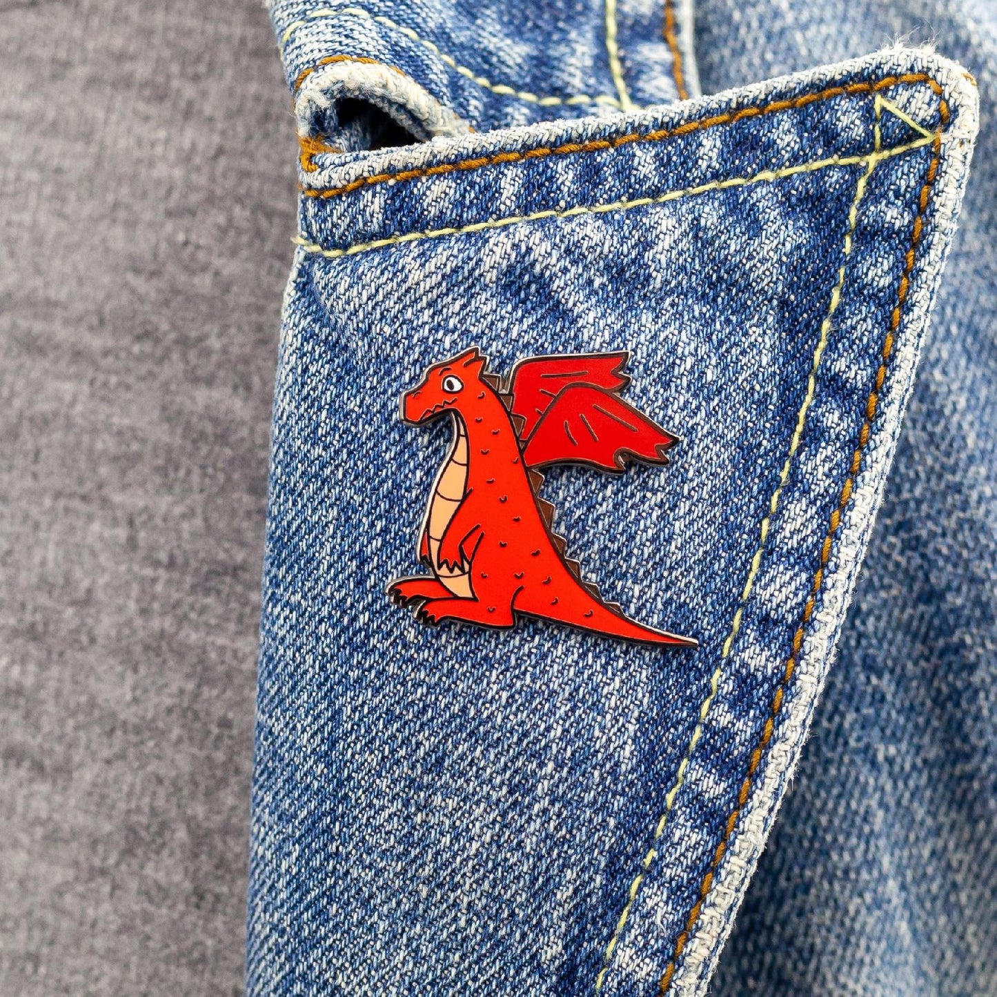 Dragon Roșu - o broșă pentru un iubitor de dragoni