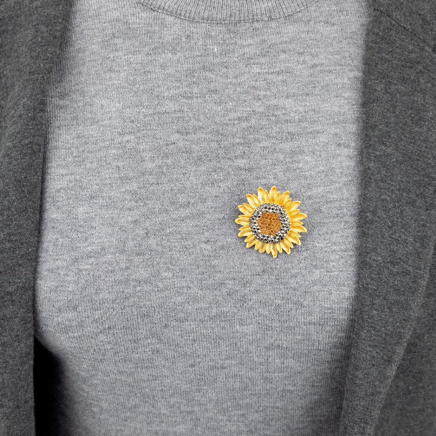 Floarea-soarelui - o broșă fermecătoare cu pandantiv