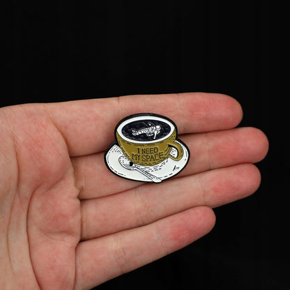 Cană de cafea cu un cosmonaut - broșă