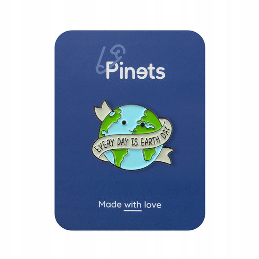 Insignă ecologică în formă de planetă Pământ cu sloganul „Fiecare zi este Ziua Pământului”