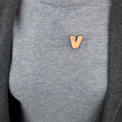 Litera V cu dinți - ac galben