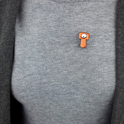 Litera T cu ochi - broșă portocalie