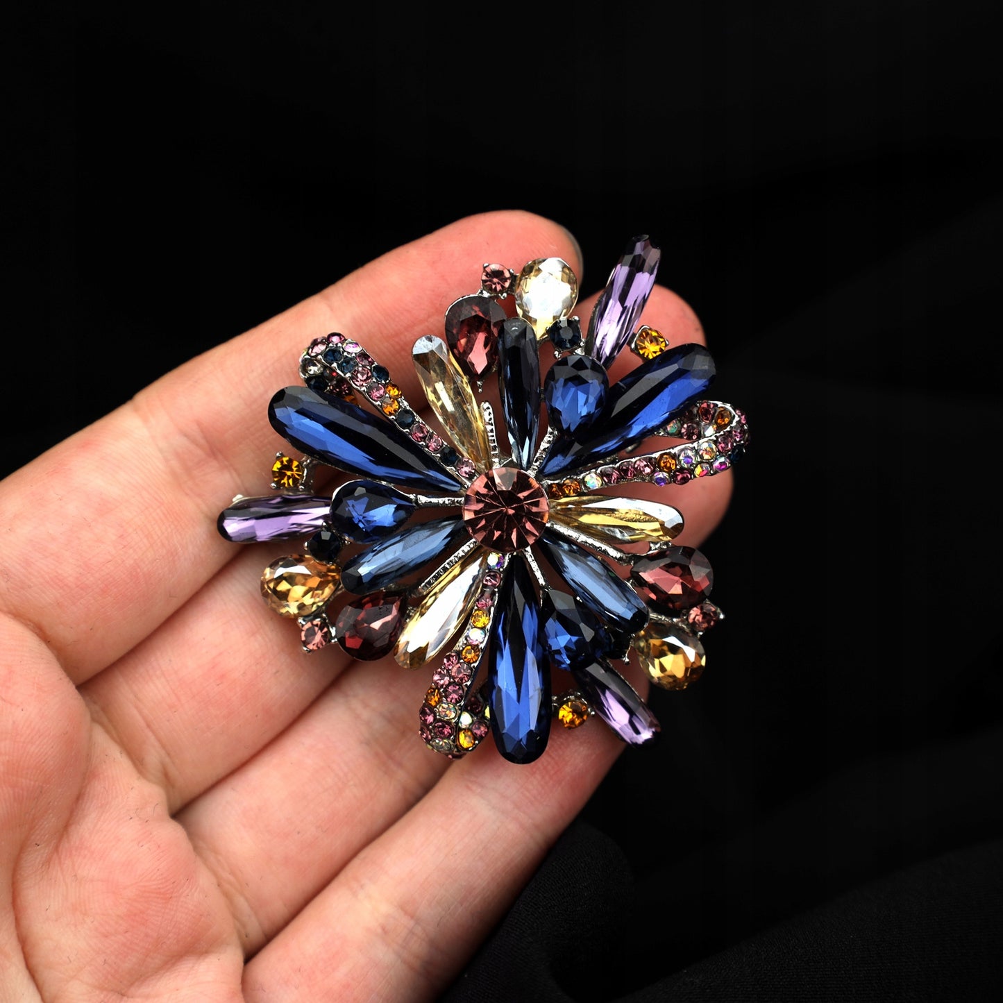 Floare colorată - broșă cu zirconiu cubic