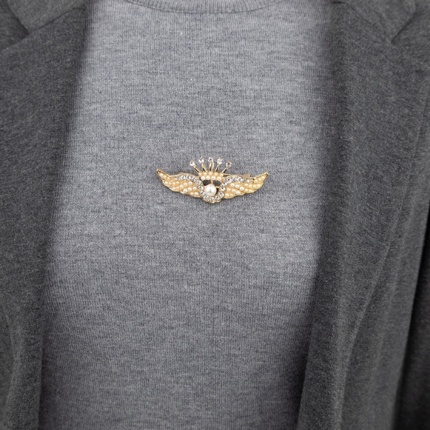 Aripi cu coroană - broșă de aur cu zirconii și perlă